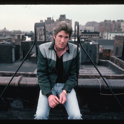 Richard Gere en una azotea en 1983. Entonces, tras el éxito de 'Oficial y caballero', estaba en lo más alto. Más que en esta foto, incluso.