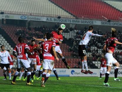 La defensa del Nàstic despeja un balón.