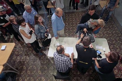 Votaciones en el Ateneu Iguladí de Igualada (Barcelona).