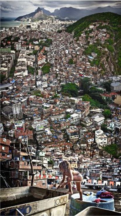 'Menina na laje', fotografía tomada en 2010 por Claudia Jaguaribe en Río de Janeiro que se exhibe en el IVAM.