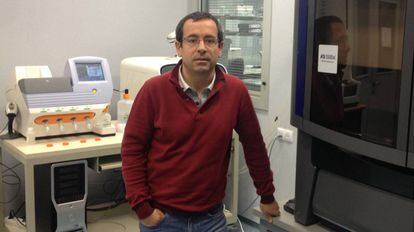 El genetista Antonio Salas, en su laboratorio.