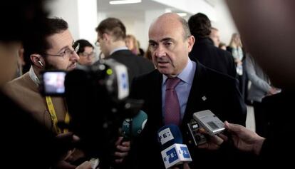 Luis de Guindos a la llega a la reuni&oacute;n de ministros en Dubl&iacute;n 