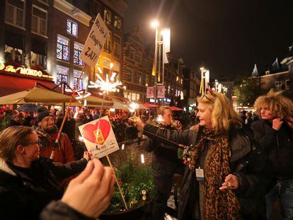 Protesta contra las medidas COVID-19 en Amsterdam. REUTERS/Eva Plevier