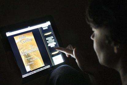 Un usuario consulta una página de descarga de libros electrónicos a través de su iPad.