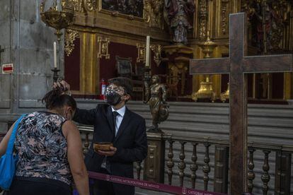 Los clérigos tenían prohibido tocar a las personas, por lo que la tradicional cruz fue remplazada solo por la bendición con ceniza sobre los fieles en Ciudad de México.