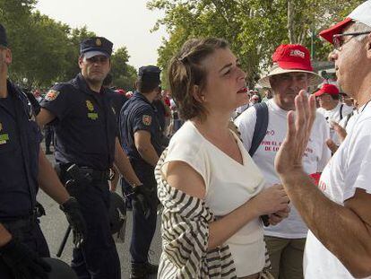 La consejera de Fomento, Elena Cortés (IU), habla con los extrabajadores de Santana que protestan ante San Telmo.