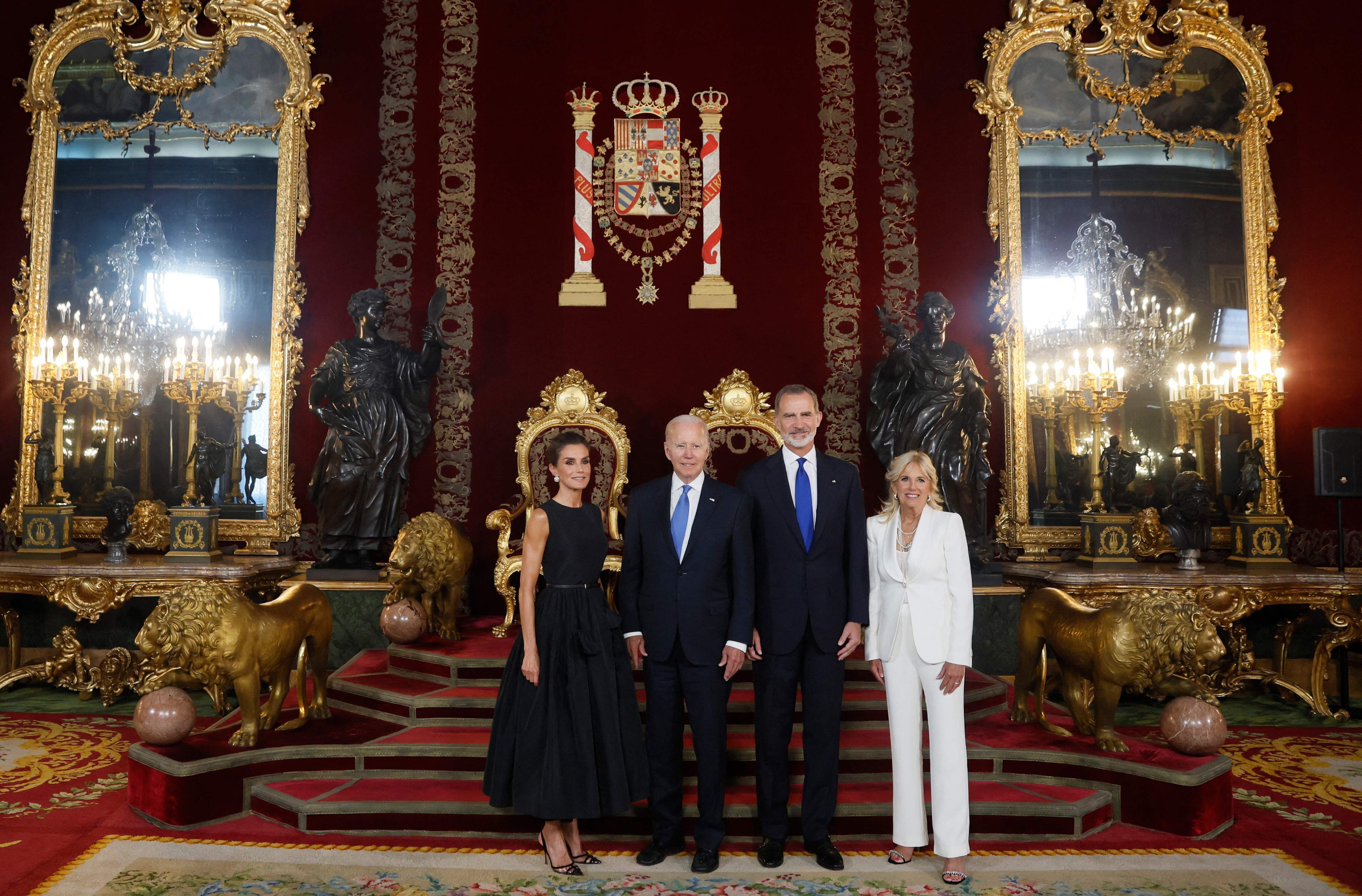 Durante el martes, la Reina y la primera dama mantuvieron un encuentro en el que la esposa de Felipe VI llevó un traje pantalón blanco de Carolina Herrera, similar al que después usaría en la cena Jill Biden. Por eso, por la noche la Reina le dijo a Jill Biden: 