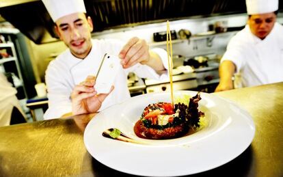 Un cocinero retrata una ensalada de bogavante en las cocinas del hotel Intercontinental de Madrid.