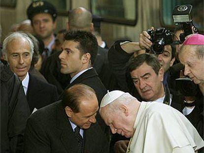 El primer ministro, Silvio Berlusconi, saluda al Papa, durante un acto, en una foto de archivo.