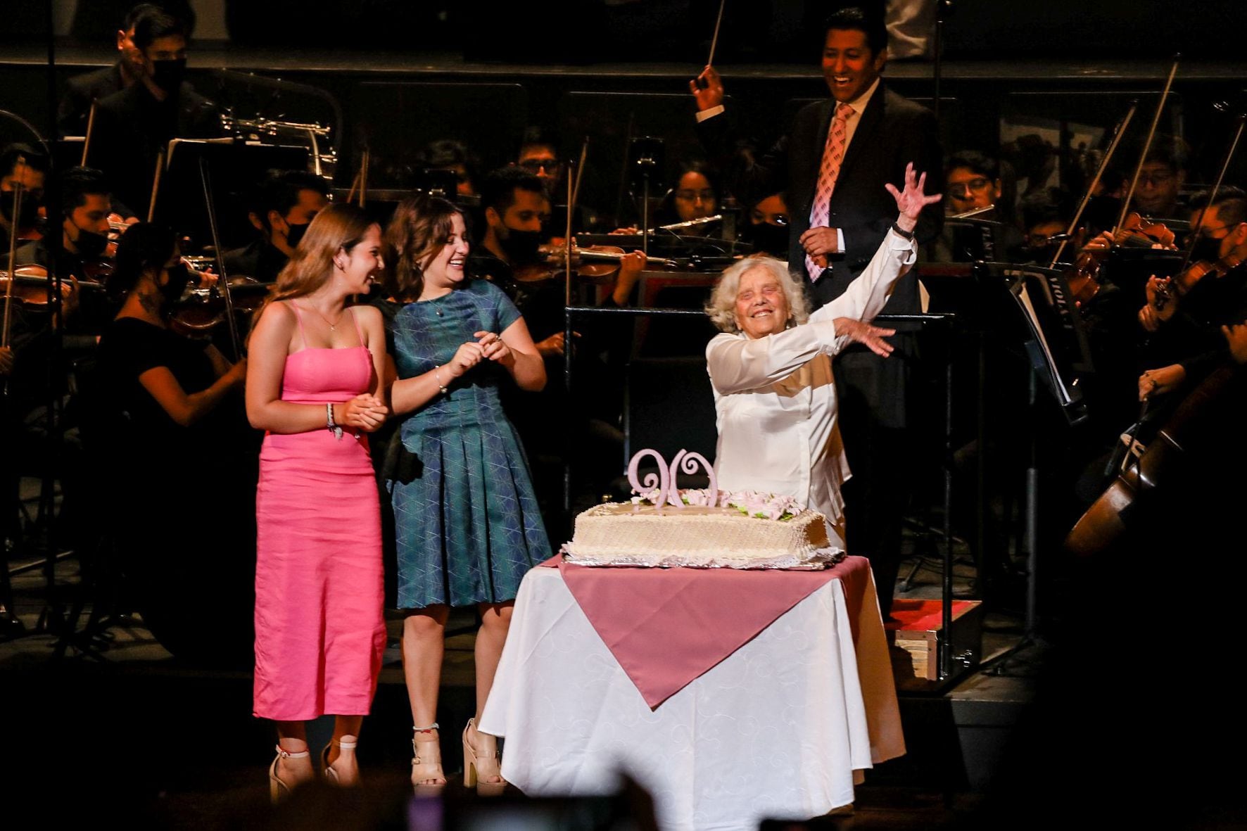 Elena Poniatowska, acompañada por sus nietas, baila mientras la orquesta toca 