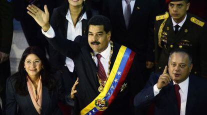 El presidente Nicol&aacute;s Maduro saluda al lado de su esposa y Diosdado Cabello. 