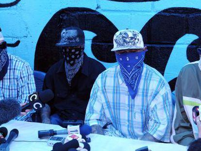 Miembros de la pandilla 18 hablan con la prensa.