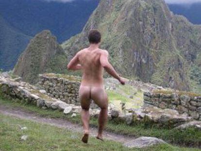 Imagen tomada de la cuenta de Facebook Naked in monuments