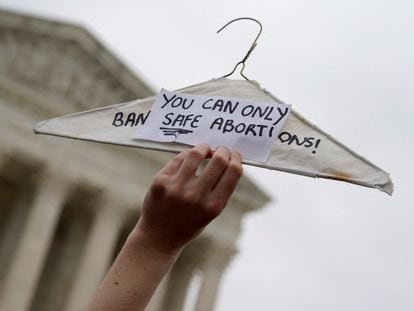 El gancho de ropa se ha convertido en un emblema de la lucha por el aborto legal en Estados Unidos, al relacionarse con los abortos clandestinos. "Solo se pueden prohibir abortos seguros", reza la pancarta.