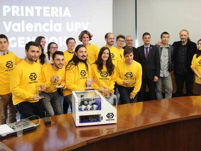 El equipo de iGEM UPV posa junto al prototipo de Printeria.