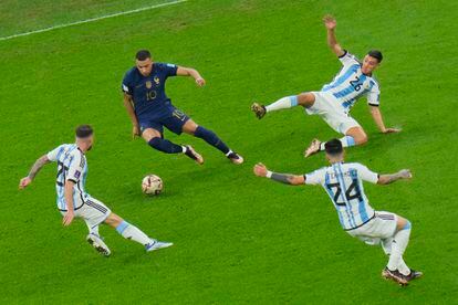 Tres jugadores argentinos cierran el paso a Mbappé.