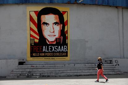 Un cartel en Caracas pide la libertad del empresario Alex Saab, quien ha sido extraditado a EE UU tras 16 meses en Cabo Verde.