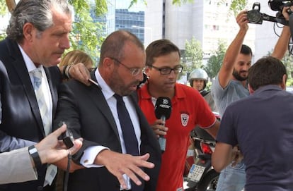 Rosell, en el centro, tras declarar en el juicio contra Laporta.