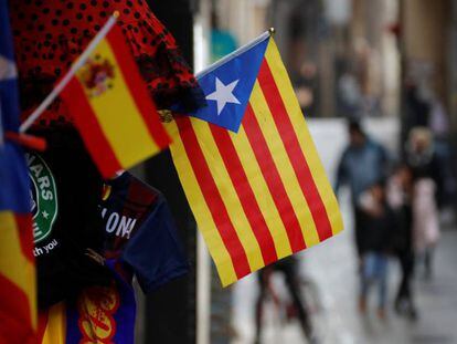 Una bandera de Espa&ntilde;a y una estelada en un comercio de Barcelona.