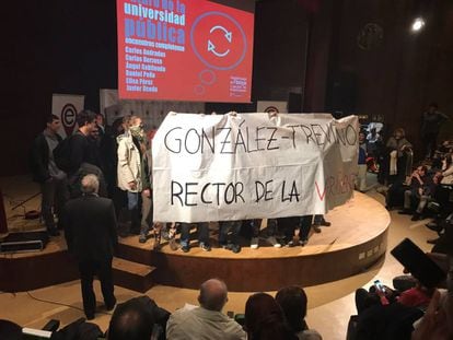 Pancarta desplegada en el acto contra el ex rector.