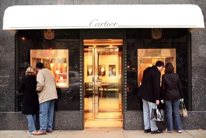 Una pareja observa relojes en una boutique de Cartier en Chicago.