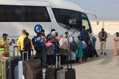 Un grupo de personas esperaba en el lado palestino del paso fronterizo de Rafah con Egipto, en el sur de la franja de Gaza, este lunes.