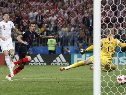 Mandzukic, con Stones tras él, marca ante Pickford el gol de la victoria de Croacia