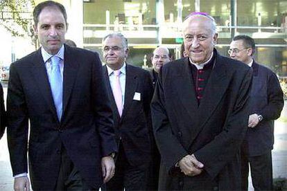 Francisco Camps, Juan Cotino y el arzobispo García Gasco en la inaguración de las jornadas <i>Cristianos en sociedad</i> a finales de 2003.