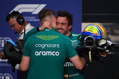 Fernando Alonso se abraza a un miembro del equipo de Aston Martin tras su clasificación, este sábado. 