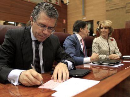 Francisco Granados (en primer término) junto a Ignacio González y Esperanza Aguirre, en un pleno de la Asamblea de Madrid