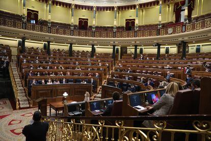 El hemiciclo casi vacío debido a los casos positivos de covid entre los diputados en el pleno en el Congreso de los Diputados, el 22 de diciembre.