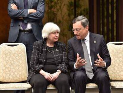 Los presidentes de la Reserva Federal de EE UU, Janet Yellen, y del BCE, Mario Draghi, en la reunión del G-7 en Sendai (Japón), el pasado 20 de mayo.