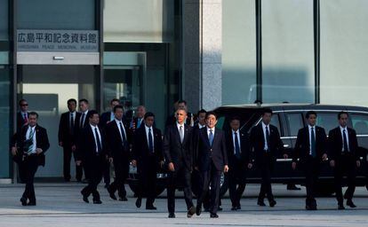 El presidente de Estados Unidos, Barack Obama acompañado del Primer Ministro japonés, Shinzo Abe, a su llegada al Memorial de Hiroshima, el 27 de mayo de 2016.