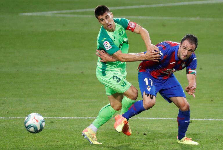 Bustinza (i) presiona a Kike García durante el Eibar-Leganés.