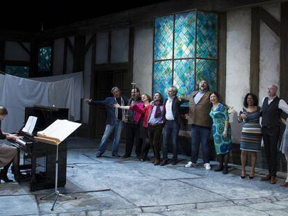 El elenco de 'Falstaff', de Verdi, en su presentación en el Teatro Maestranza de Sevilla.