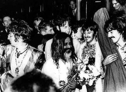 Los Beatles rodean al gurú Maharishi Mahesh Yogi en Bangor, Gales (Reino Unido), en agosto de 1967.