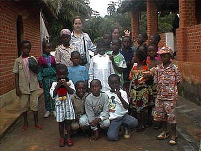 Cooperantes de la organización Cerca y Lejos, con los niños con los que trabajan, en Camerún.