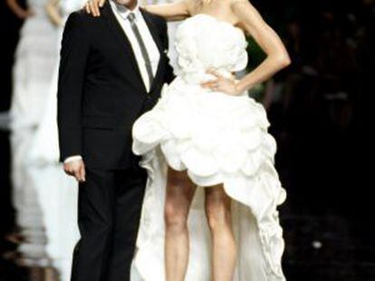 El diseñador Manuel Mota y la modelo Karolina Kurkuva tras el desfile de la firma Pronovias.