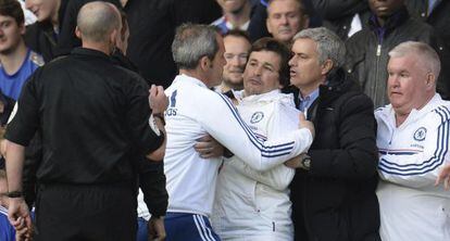 Mourinho y un ayudante contienen a Rui Faria.