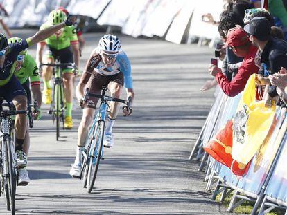 Valverde cruza primera la meta de la quinta etapa, en Eibar.