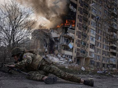 Un soldado ucranio en Avdiivka, el día 17.