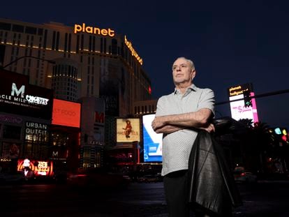 El periodista Jeff German, conductor del pódcast 'Mobbed Up', posa en el Strip de Las Vegas, en junio de 2021.