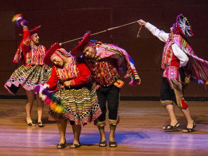 La asociaci&oacute;n Arte y Tradici&oacute;n baila una danza tradicional peruana.