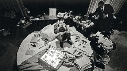 Hugh Hefner construy&oacute; el imperio Playboy haciendo del lecho su &uacute;nica oficina. Aqu&iacute;, retratado en 1966.