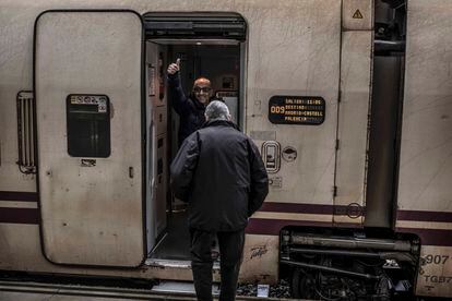 Two travelers board the train in Pola de Lena (Asturias).