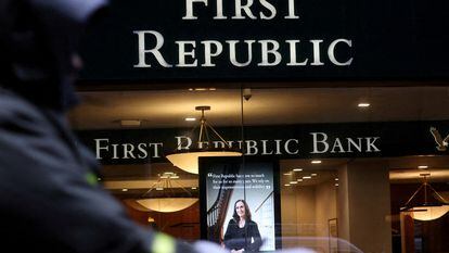 FILE PHOTO: A First Republic Bank branch is pictured in Midtown Manhattan in New York City, New York, U.S., March 13, 2023. REUTERS/Mike Segar/File Photo/File Photo
