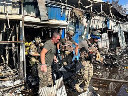 Varios uniformados ucranios trasladaban un cadáver de un inmueble golpeado por un misil en Kostiantinivka, el pasado 6 de septiembre.