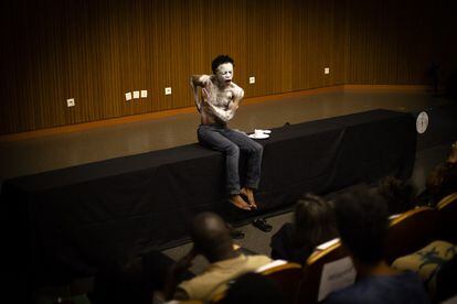 Artistic gestures are an integral part of the Workshops.  In the photo, choreographer Faustin Linyekula performs “My body, my archive”.