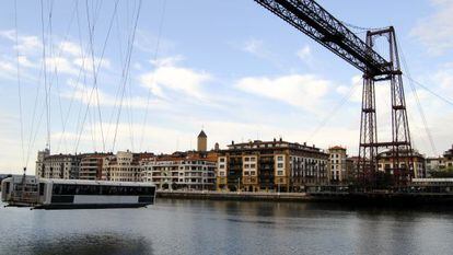 El puente colgante de Vizcaya tiene visitas guiadas y trayectos en la barquilla. 