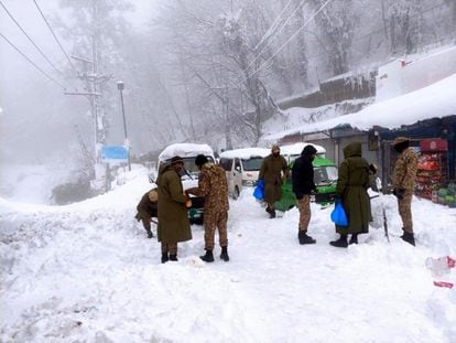 Soldados del ejército paquistaní participan en las labores de rescate tras la fuerte nevada, este sábado cerca de Murree.